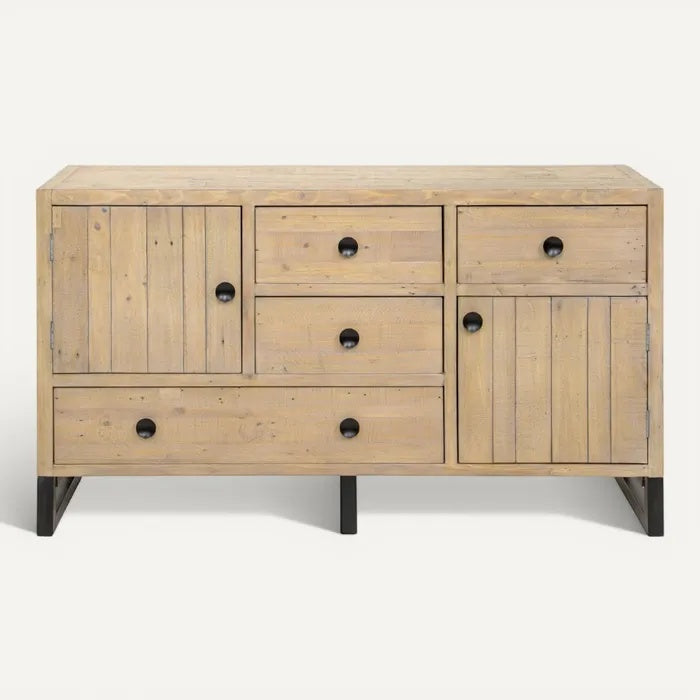 **Technische titel in het Nederlands: Houten Dressoir met Zwarte Handgrepen**