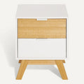 **Moderne nachttafel met twee lades en houten poten**